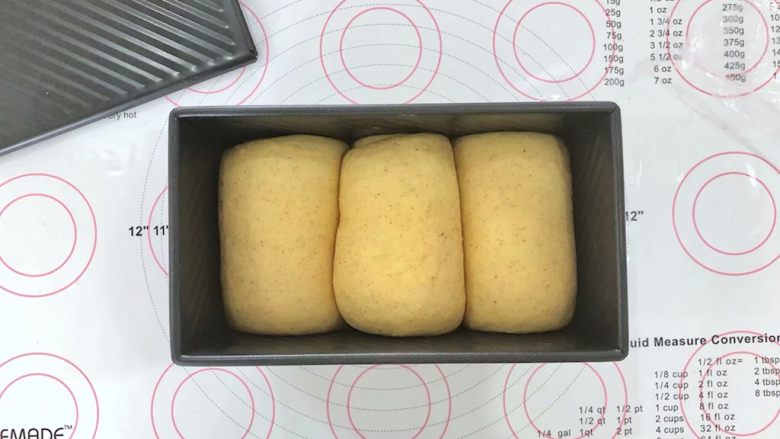 中种胡萝卜吐司,发酵至7分满模,盖上盖子。