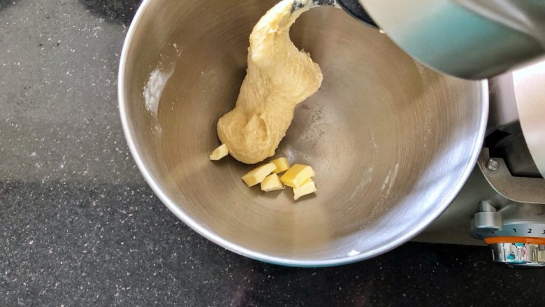 女王大理石纹吐司,启动揉面功能揉成面团,加入黄油。