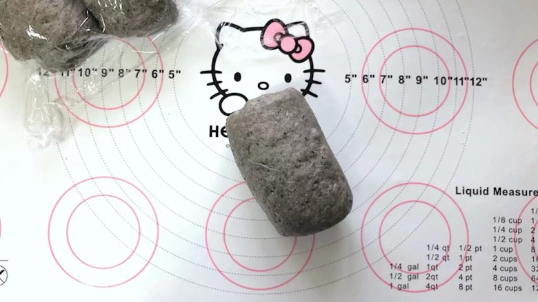 黑芝麻吐司(一次发酵),卷起(两圈半)。