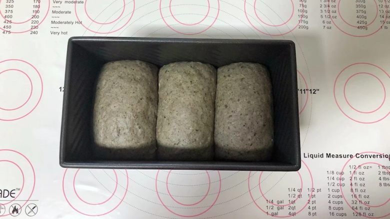 黑芝麻吐司(一次发酵),发酵至吐司盒的7分满。