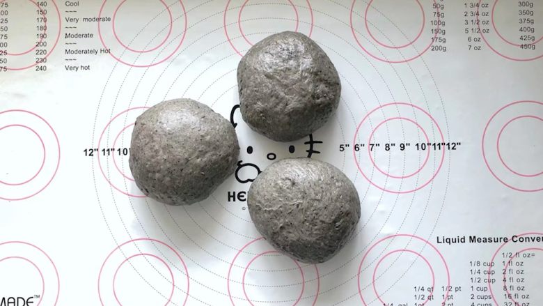 黑芝麻吐司(一次发酵),松弛好的面团取出分割成3等份,滚圆后松弛10分钟。
