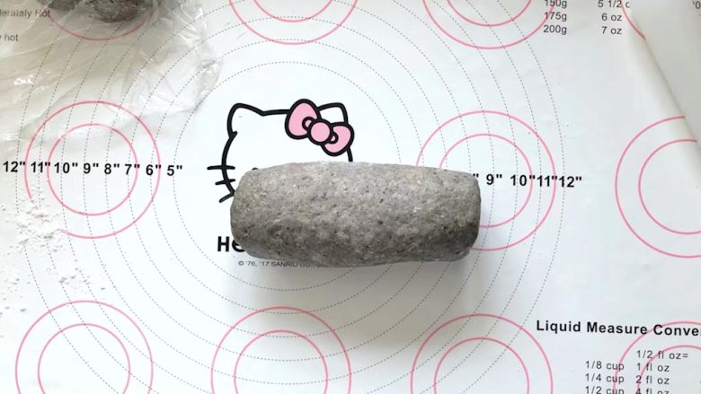 黑芝麻吐司(一次发酵),光面朝下卷起,松弛10分钟。