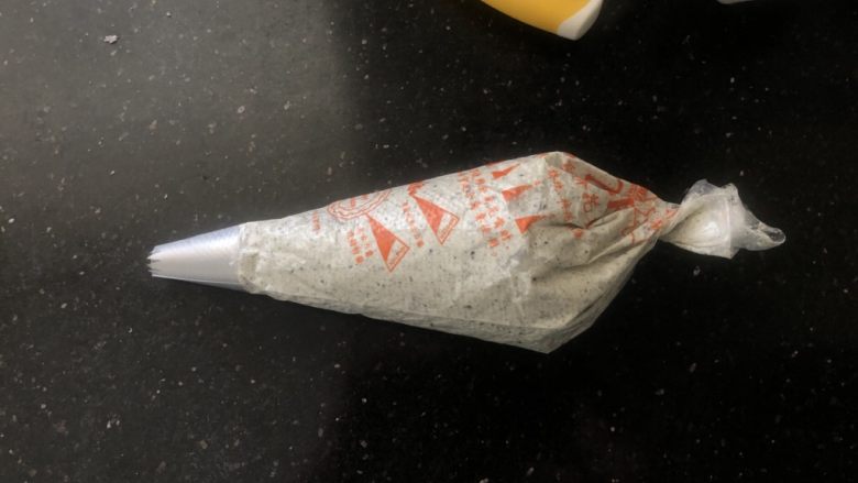 黑芝麻奶油紫薯包,淡奶油、黑芝麻粉、糖粉打至硬性发泡,装入裱花袋中。