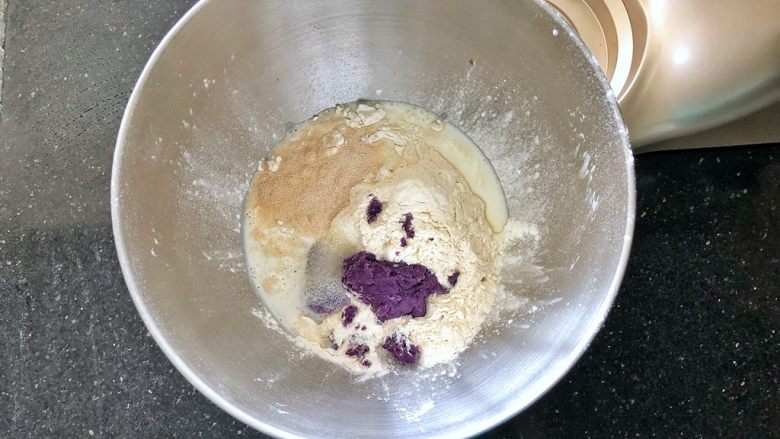 黑芝麻奶油紫薯包,首先把主面团里的所有材料放入厨师机中,启动揉面。