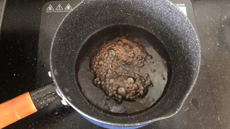 香辣可口的青椒酿肉,小锅里留少许底油,倒入蚝油、生抽和白糖煮沸。
