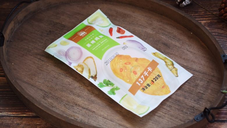 冬阴功风味蒸烤鸡胸佐时蔬配吐司切片,提前将太阳谷蒸烤鸡胸一袋从冰箱冷冻室里拿出来,自然解冻。