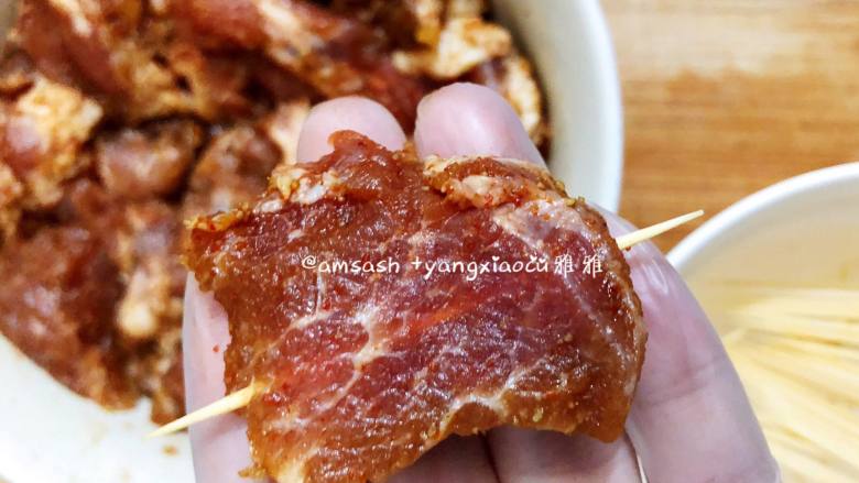 牙签肉,把腌制好的猪颈肉用牙签串起来,依次把所有猪颈肉串好