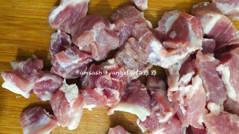 牙签肉,猪颈肉洗干净之后用厨房纸巾吸干水分,然后切成2厘米厚的条状,然后切成2厘米的方粒