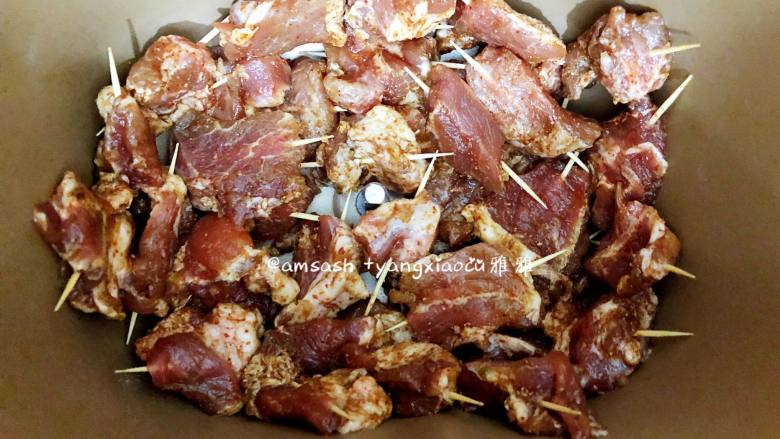 牙签肉,把面包机搅拌叶取出,然后把串好的肉都放进面包机桶中,盖上盖子,启动烘烤程序30分钟