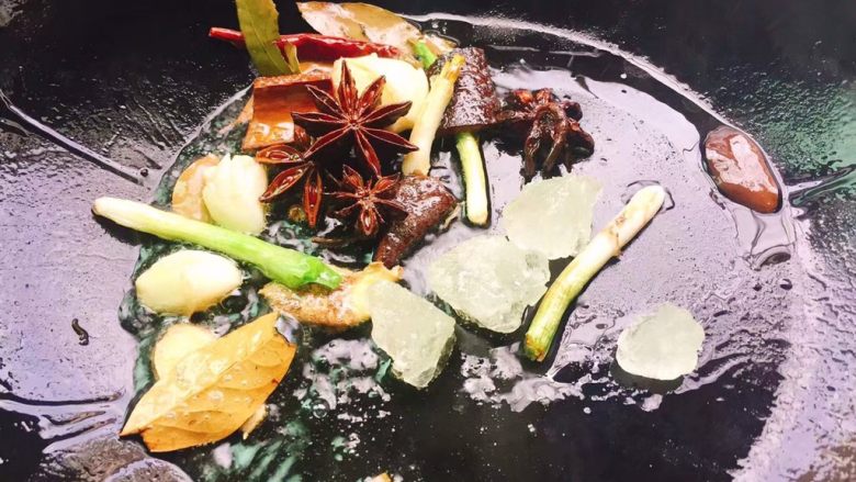 红烧鸭肉,起油锅,将配料爆香后倒入鸭肉