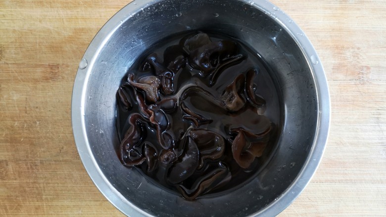 韭香豆腐皮,木耳泡发,洗净,攥干水份。