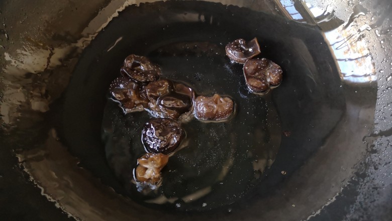 韭香豆腐皮,锅中适量油烧热,将木耳攥干水份下锅,略炒。