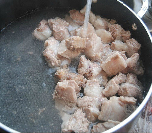 土豆烧排骨,排骨放入清水煮沸4分钟,冷水冲净血沫备用;