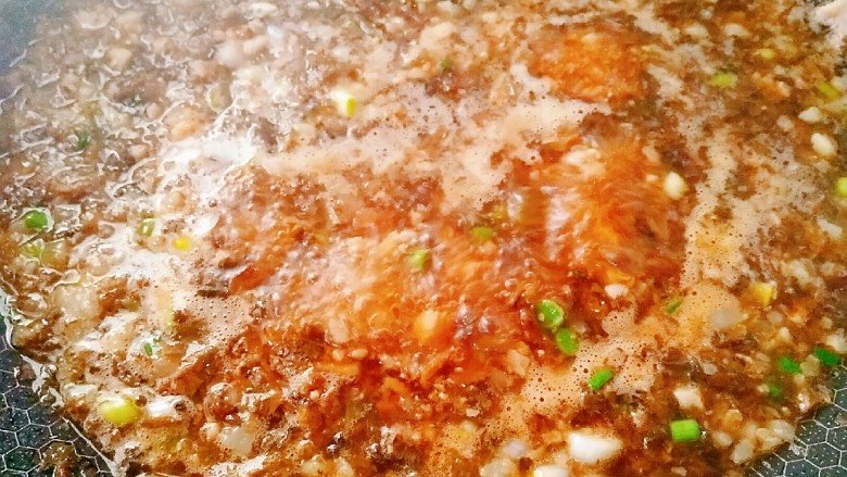梅菜猪肉包,再加入没过馅料的水,盖上盖子小火慢熬至煮开