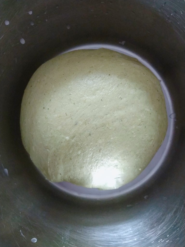 青蛙🐸挤挤包,把面团取出,用双手团圆,放在盆里加盖子或者密封醒发箱里,或者保鲜膜覆盖,进行基础发酵;
PS:基础发酵温度28度,湿度75%;