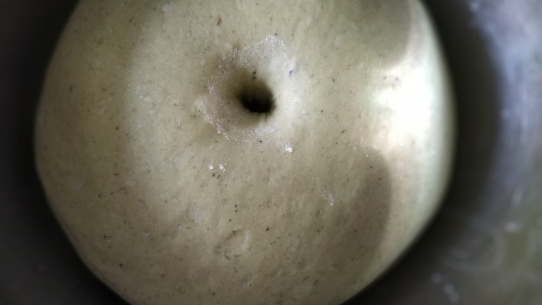 青蛙🐸挤挤包,材料A的面团发酵至两倍到两倍半时,用手指蘸面粉在面团中间戳一个洞,洞口不回缩而且面团没有像泄气的气球一样塌陷就是发酵到位,如果洞口回缩就是发酵不够,可以再进行发酵,如果面团整个像泄气的皮球塌陷了,就是发酵过度,建议面团做老面用;