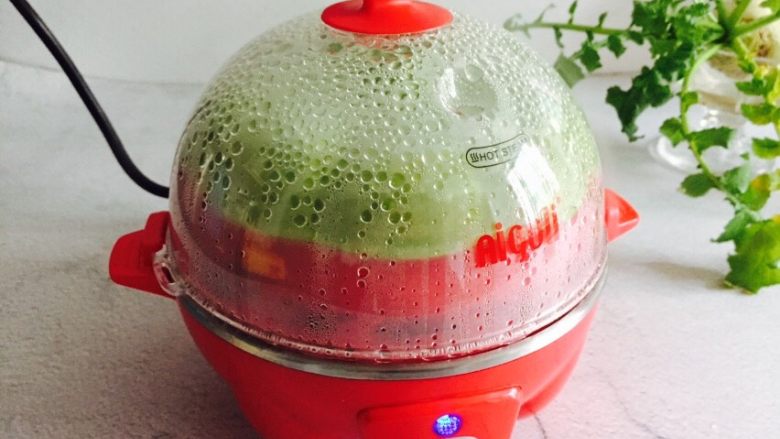 肉末蒸蛋,插上电源线蒸熟(8分钟左右)