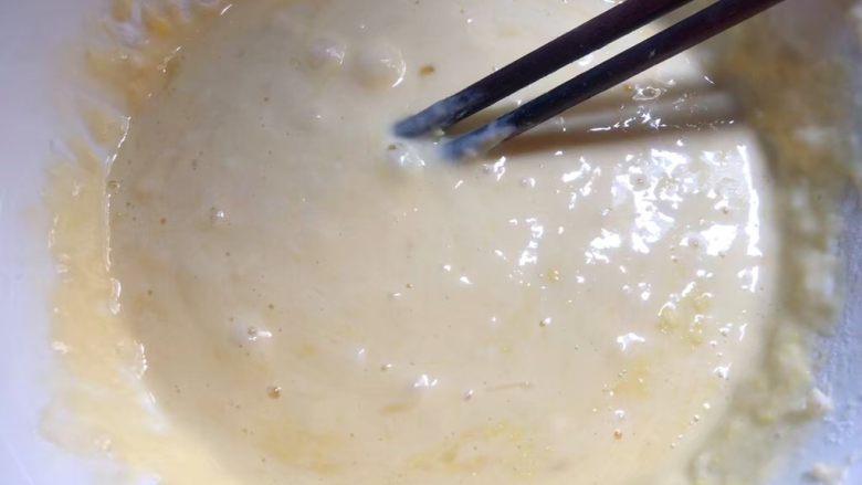 荠菜蛋饼,把三个鸡蛋磕入碗里,打成蛋液,加入120克面粉,150毫升水,适量盐,用筷子搅拌至无颗粒状态。