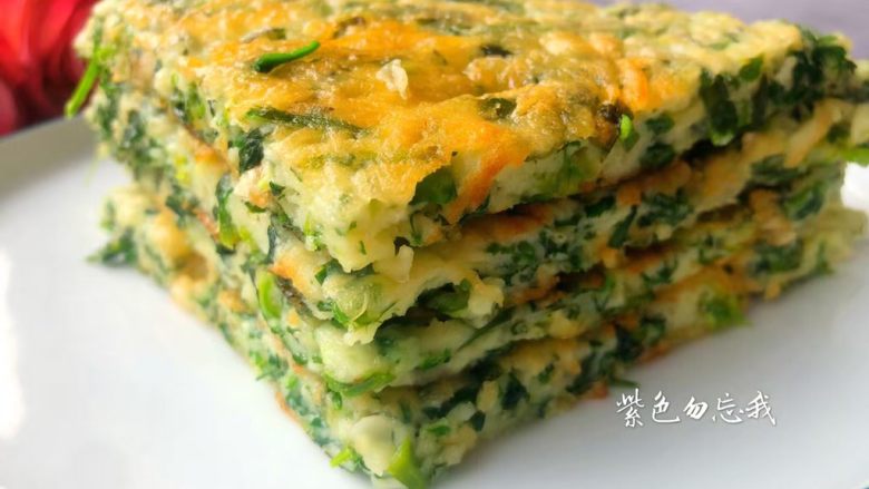 荠菜蛋饼,煎好切成小块,配上一杯牛奶,美味的早餐就搞定了,是不是特方便。