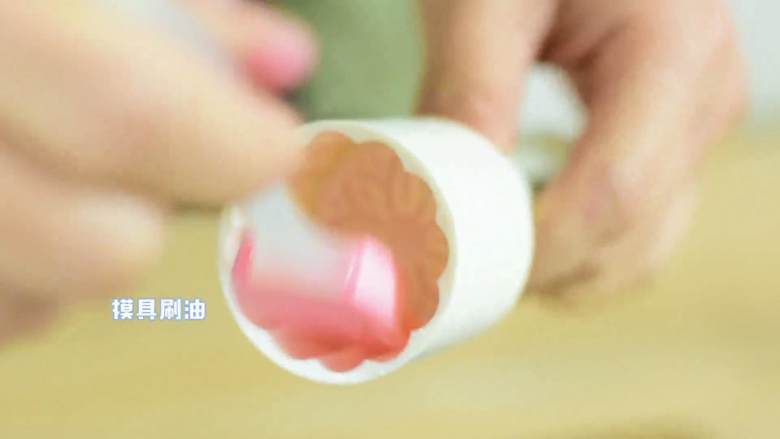 香甜可口的小甜点,吃一次就会爱上,模具内刷油。
