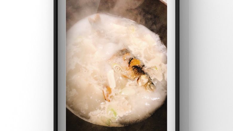 宝宝鲫鱼汤,鲫鱼宰杀好,可以买的时候直接让店家杀好。去干净鱼鳞和鱼肚里的黑膜,彻底洗净,控干水份,可以用厨房纸擦干。豆腐切小块,姜切片,香葱打成结!热锅凉油,放入姜片爆香(可以提前用姜片擦锅,这样可以有效避免鱼皮粘锅),放入鲫鱼,煎至鱼皮微露金黄色,翻面,同样煎至金黄色,煎鱼可以去腥和定形,不被煮烂!加入没过鱼身2-3cm的开水(水要多加些,因为要大火中火熬煮,避免中途水不够添水),放入葱结。大火滚煮15分钟,放入豆腐,转中火继续煮10分钟。出锅前5分钟调入宝宝盐,少量酱油即可。最后可放香葱或者香菜调味。