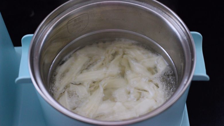 时蔬海虾刀削面,煮熟刀削面后,捞出后过一下冷水后捞出沥干水分。