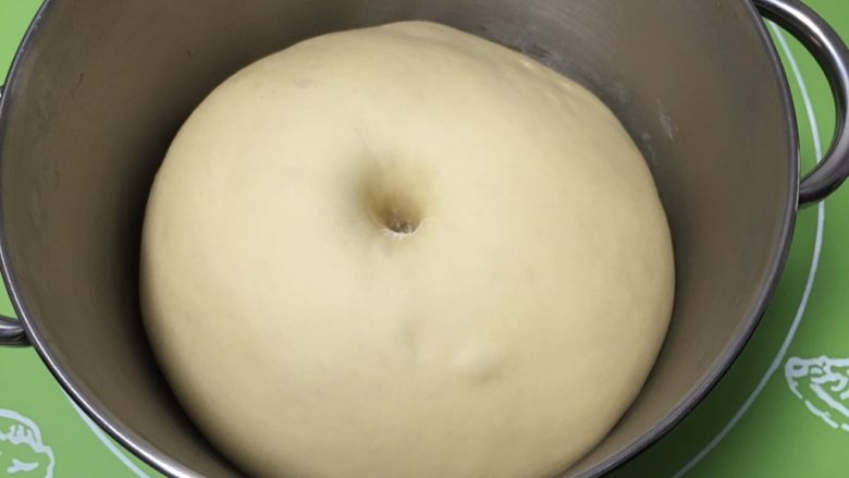 奶酪双吐司,发酵完成后拿出,用手指戳一下不反弹。