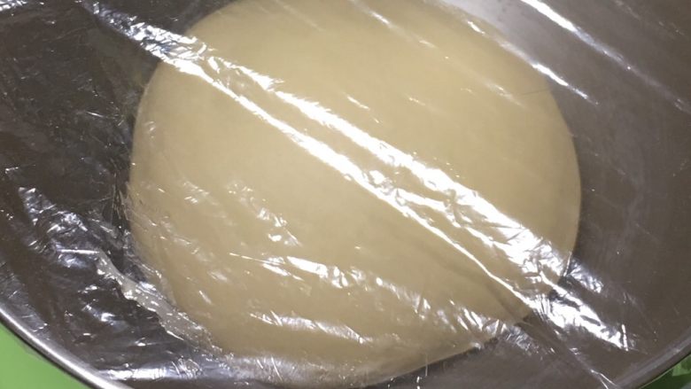 奶酪双吐司,整理滚圆,放入桶内盖上保鲜膜。