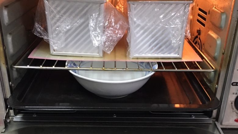 奶酪双吐司,送入烤箱两次发酵,方法同上也是60分钟。