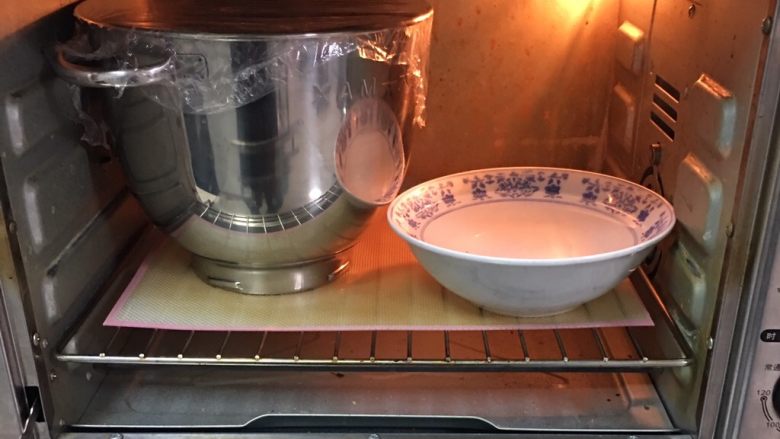 奶酪双吐司,送入烤箱发酵档,旁边放一碗热水,发酵60分钟。