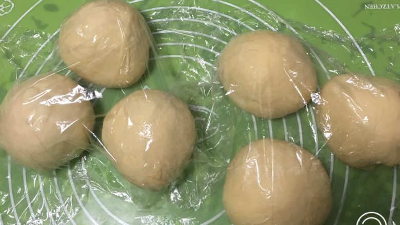 奶酪双吐司,分成六个剂子,每个剂子173克左右,滚圆盖上保鲜膜静置20分钟。