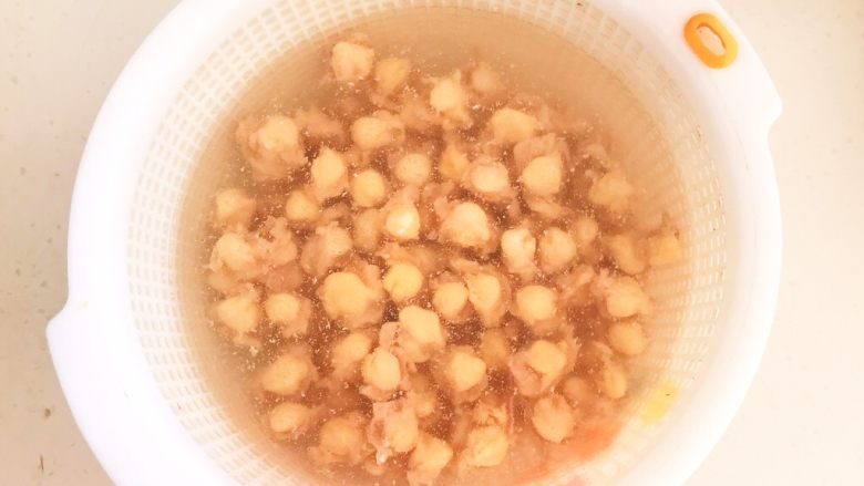 孜然鸡脆骨,把焯好的鸡脆骨捞出来,用温水清洗干净
