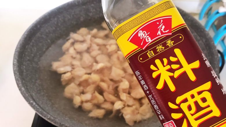 孜然鸡脆骨,加入1勺<a style='color:red;display:inline-block;' href='/shicai/ 718'>料酒</a>,烧开后焯水5分钟