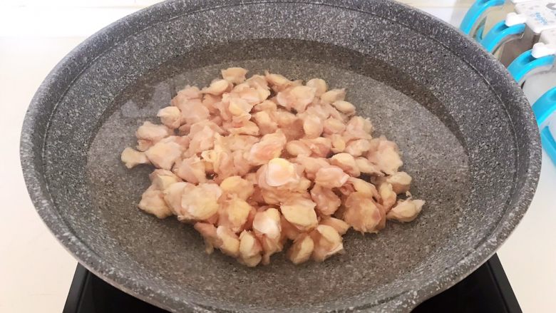孜然鸡脆骨,锅里加入冷水,放入鸡脆骨