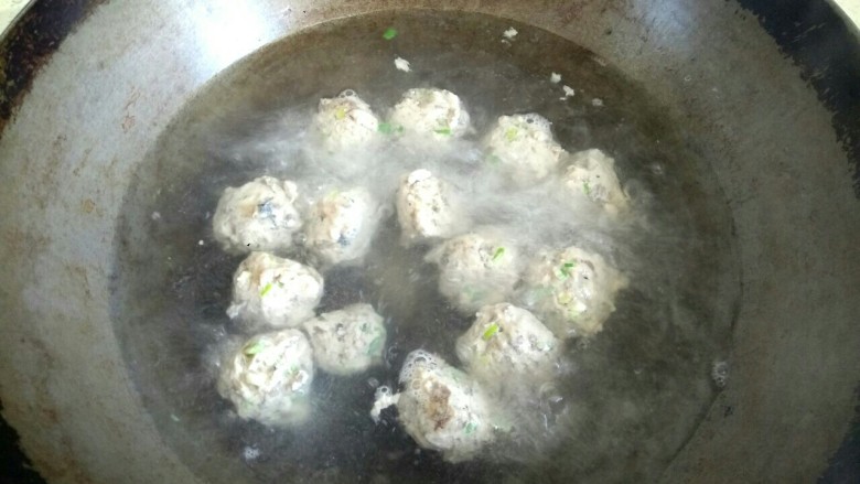 鲅鱼丸子汤,鱼丸全部做好,大火烧开