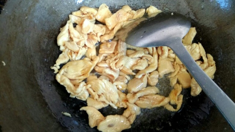 杏鲍菇青椒炒鸡肉,锅烧热,锅中放入适量<a style='color:red;display:inline-block;' href='/shicai/ 857'>植物油</a>,油热,放入鸡肉片翻炒至变白