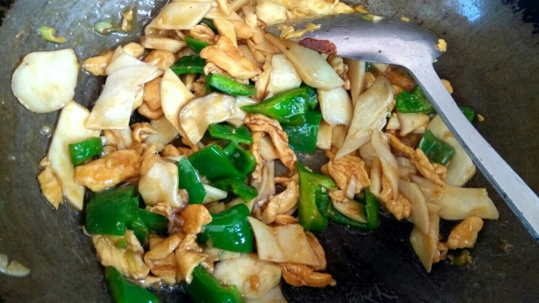 杏鲍菇青椒炒鸡肉,加入杏鲍菇翻炒均匀,关火出锅