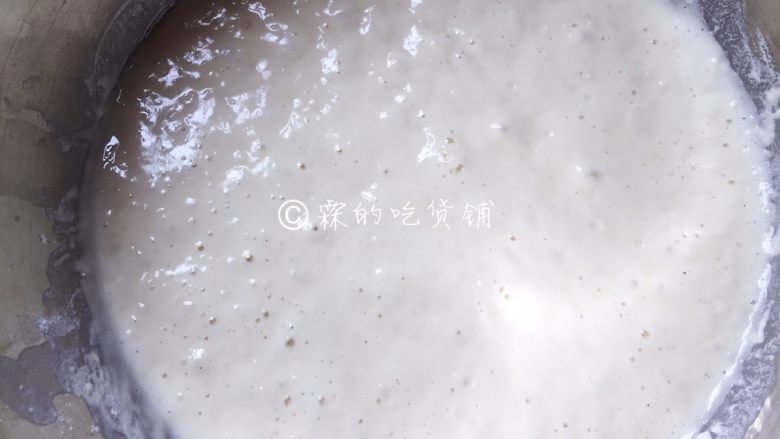 桂花酒酿发糕,发到差不多有原来的两倍大,面糊表面出现密集的气泡。