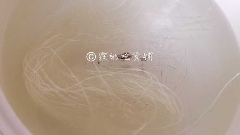 一清二白的粉丝拌金针菇,<a style='color:red;display:inline-block;' href='/shicai/ 523'>粉丝</a>开水里浸泡,直到变软。