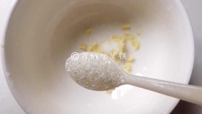 一清二白的粉丝拌金针菇,调酱汁,蒜剁碎,加白<a style='color:red;display:inline-block;' href='/shicai/ 10588'>糖</a>。