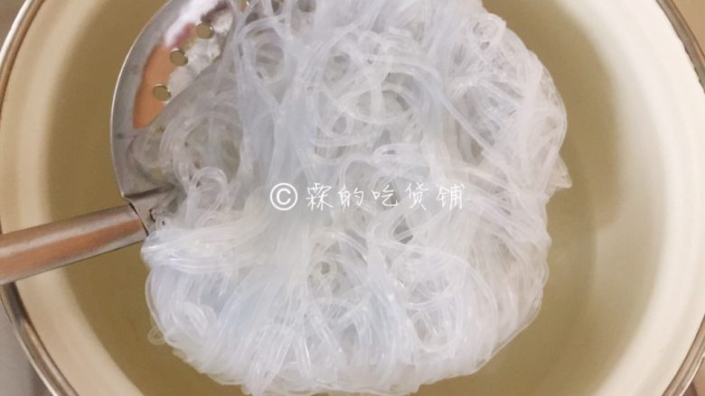 一清二白的粉丝拌金针菇,捞出,沥干水分,