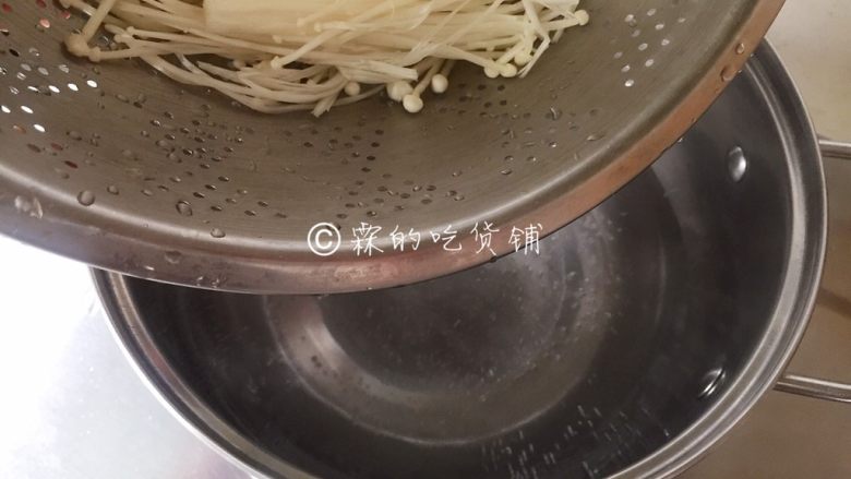 一清二白的粉丝拌金针菇,<a style='color:red;display:inline-block;' href='/shicai/ 234'>金针菇</a>去根蒂,洗净后,开水中汆烫一下。