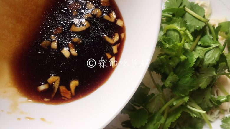 一清二白的粉丝拌金针菇,香菜切段放入金针菇和粉丝中,倒入调好的酱汁。