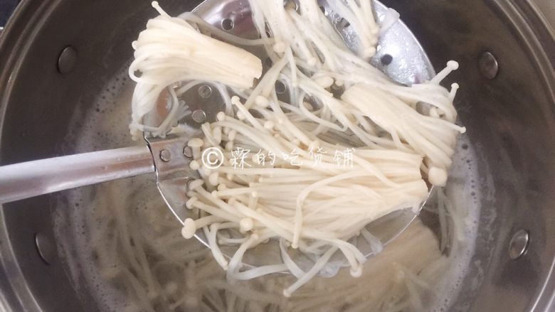 一清二白的粉丝拌金针菇,捞出,沥干水分。