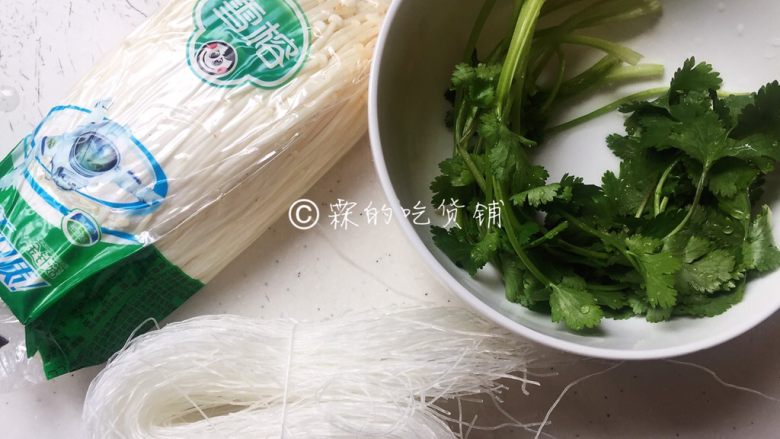 一清二白的粉丝拌金针菇,食材。