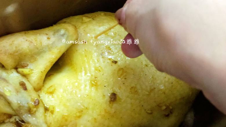 盐焗鸡,烘烤至时间到,用牙签插一下鸡腿肉厚的地,插进去没有血水流出就是熟了,如果还有血水的话就适当的增加时间烘烤至熟为止
