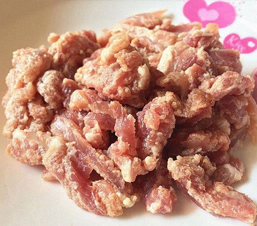 青椒肉丝,五花肉切成肉丝,之后加入<a style='color:red;display:inline-block;' href='/shicai/ 134296'>白胡椒粉</a>揉捏一下,再加入淀粉搅拌均匀;