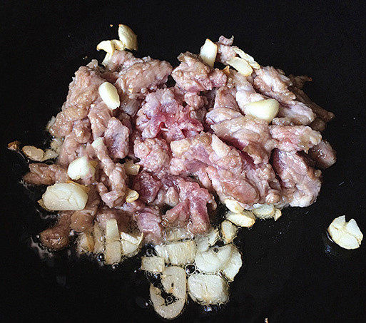 青椒肉丝,放入肉丝,稍微煸一下再翻面(切勿马上翻动,以免粘锅粘勺);