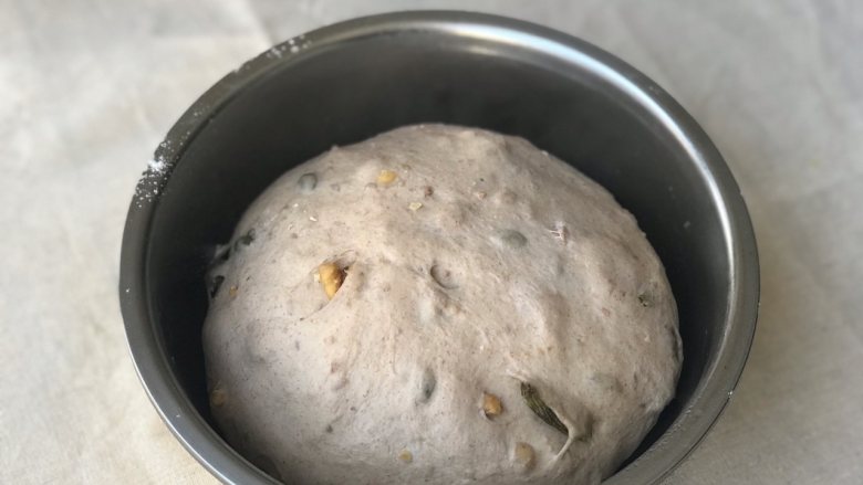全麦果仁餐包,进行一发:25-28度的温度,75%的湿度醒发至两倍大,大约一小时。