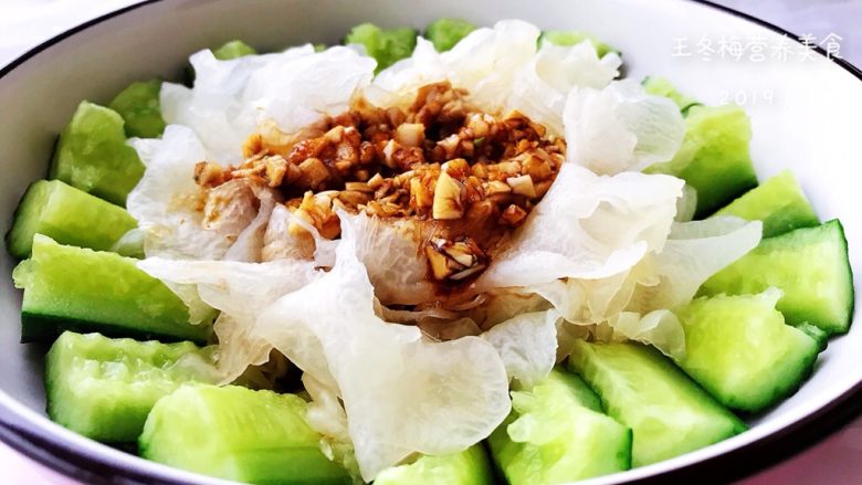 银耳拌黄瓜,调好的料汁从中间倒入,吃的时候拌匀就可以了。
